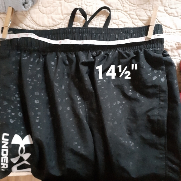 Under Armour Loose Black Medium Shorts - Picture 14 of 16